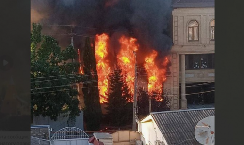 Пляски на костях: Восточная красавица сделала селфи на фоне горящего храма в Дагестане — теракт поддержала не только она
