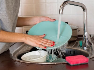 Под ударом легкие и печень: ученый Шихов объяснил, как правильно мыть посуду, чтобы не угробить здоровье