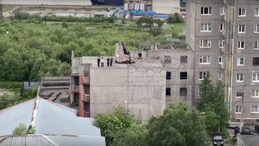 Опасные игры: в Мурманске заметили группу подростков на крыше недостроя