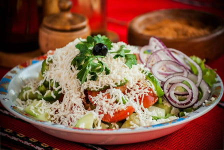 Весь мир готовит это блюдо: «Шопский» салат — гордость болгарской кухни