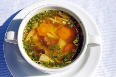Мясной бульон будет очень вкусным и прозрачным: вот что нужно добавить в суп — так делают в мишленовских ресторанах Франции