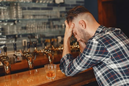 «Кайфовать не получится»: Врач рассказал, как отказ от алкоголя может привести к нарушениям мозга