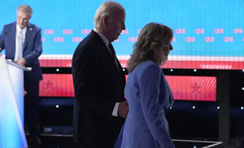«Застыл на месте»: Байден не смог самостоятельно покинуть сцену после дебатов — престарелому кандидату в президенты помогла жена