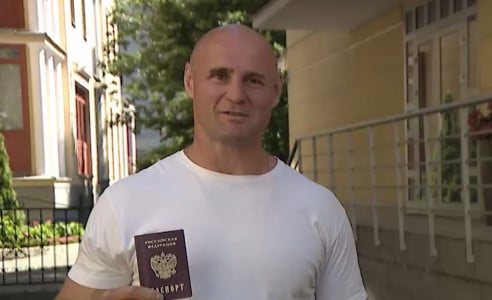 Улыбка до ушей: боец ММА из Латвии Константин Глухов похвастался своим российским паспортом