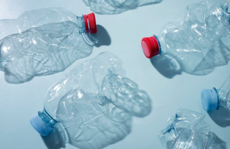 Беру 2 пластиковые бутылки и надеваю на вешалку: хитроумные хозяйки так делают годами — дармовой лайфхак