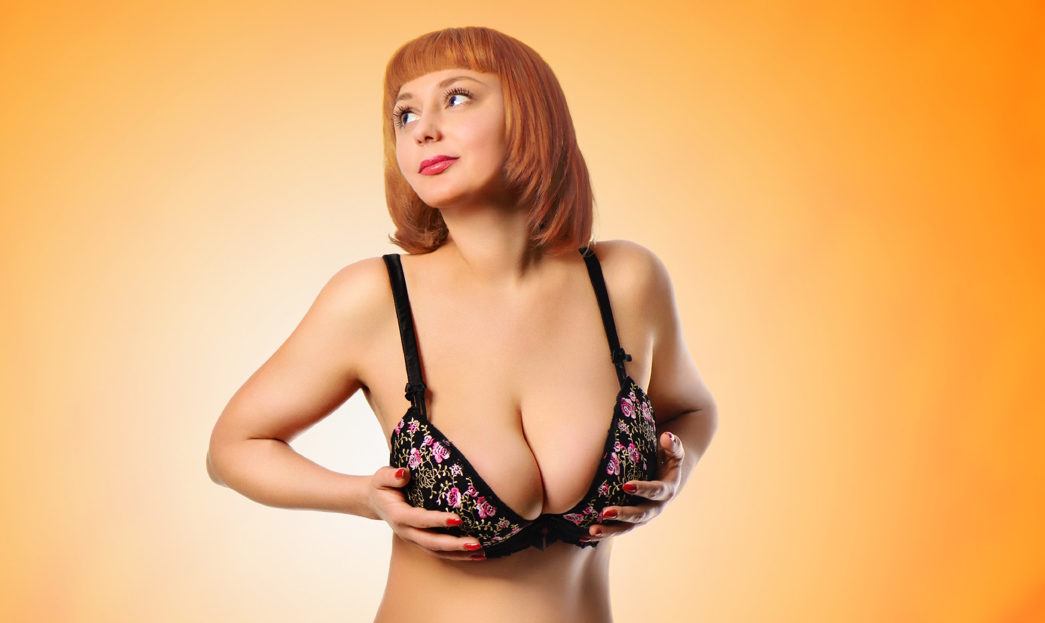 «Размер имеет значение»: ученые выяснили, что женщины с большой грудью проще переносят жару — завидуем молча