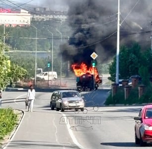 «Тачка — огонь!»: в Мурманске на улице загорелась ассенизаторская машина