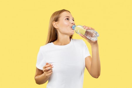 Отёков — 0, кожа — как у младенца: эксперт из Латвии сообщила, какое точное количество воды нужно пить в день — никакие не 2 литра