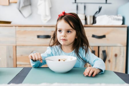Чем кормить ребенка утром: в Роспотребнадзоре рассказали мурманчанам, какие завтраки полезнее всего