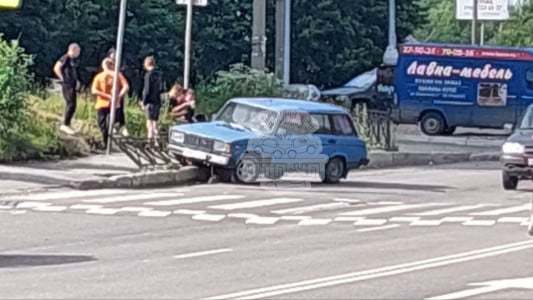 «Зачетная парковка»: в Мурманске во время буксировки машина снесла уличное ограждение