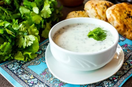 В летний зной лучшего не придумаете: готовлю этот холодный сытный суп на обед за 3 минуты — море удовольствия и минимум калорий