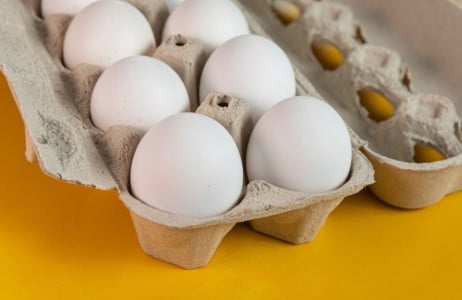 В июле раскладываю лотки от яиц на грядках с клубникой: решение сразу 2-х проблем — опытные огородники так делают годами