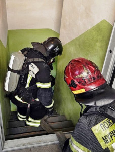 Пожар в квартире в Оленегорске тушили пять пожарных