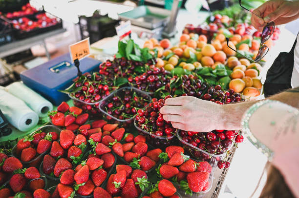 Можно ли есть черешню и клубнику, которые поступили в продажу в магазины Мурманской области, ответили в Россельхознадзоре