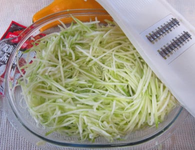 Этот острый салат из кабачка за 3 минуты улетит со стола: Летом готовлю его вёдрами — никаких варки и жарки
