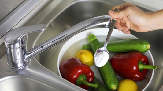 Кладу в кастрюлю овощи и бросаю ложку соды: не поверите, для чего так делаю — вовсе не для мягкости
