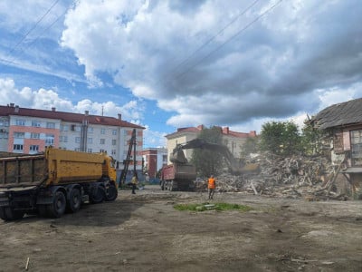 «Эпохальное событие»: в Мурманске снесли ещё один ветхий дом
