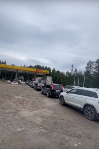 На границе Заполярья и Карелии образовалась огромная очередь за бензином