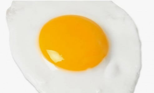 Эксперты развеяли миф о пользе куриных яиц — желток и вовсе может свести в могилу