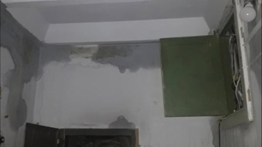 Злоключения жильцов дома в Никеле продолжаются: теперь из-за текущей кровли замкнуло проводку