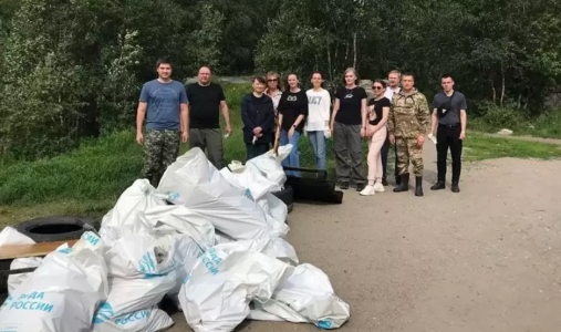 В Мурманской области собрали более 20 мешков мусора на озере Глубокое