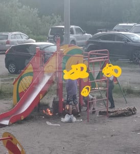 «Деградация крепчает»: подростки развели костёр прямо на детской площадке в Мурманске
