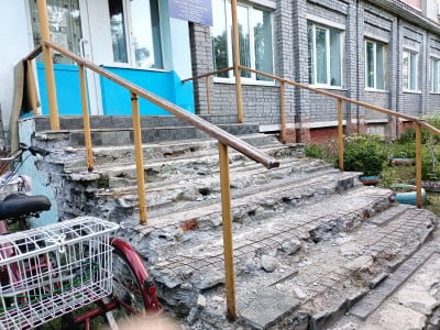 «Позорище»: жители Ловозерского района пожаловались на удручающее состояние лестницы в местной больнице