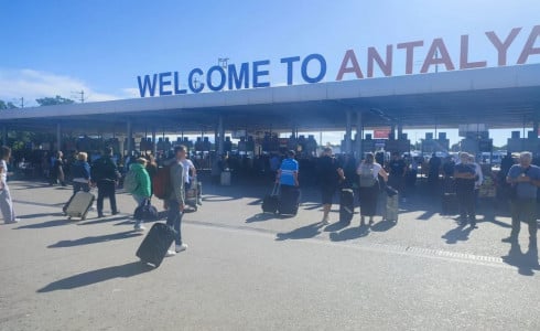 В аэропорту Турции настоящий бардак: Рейсы задерживают, багаж не выдают вовремя, персонал бастует