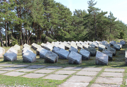 «Кощунственная кампания»: Посольство РФ призвало Эстонию остановить демонтаж захоронений советских воинов