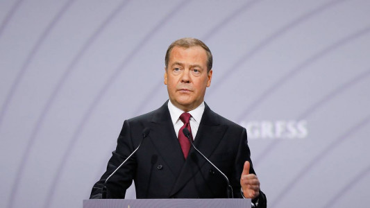 «Максимальных провалов и чудовищных проблем»: Медведев отреагировал на назначение новой верхушки НАТО пожеланием от всего сердца — каждого из «чудной троицы» он знает в лицо