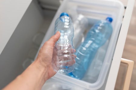 Вырежьте в пластиковой бутылке квадрат — получите очень нужное приспособление: пригодится в кухне и ванной — спасение в экстренных случаях