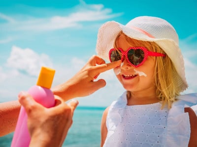 «Спасаем от солнечного удара»: как помочь ребенку справиться с летней жарой — 8 советов для родителей