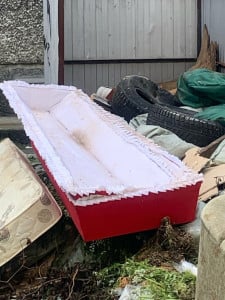 Вечерние ужасы: в Мурманске на мусорке нашли гроб