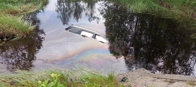 Машина уничтожена: внедорожник вылетел в водоем под Апатитами