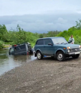 Водитель на УАЗе застрял в реке Мурманской области