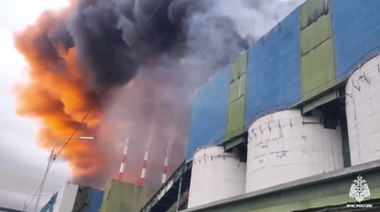 Ранним утром в Кировске произошёл крупный пожар на предприятии — огонь тушили 46 спасателей