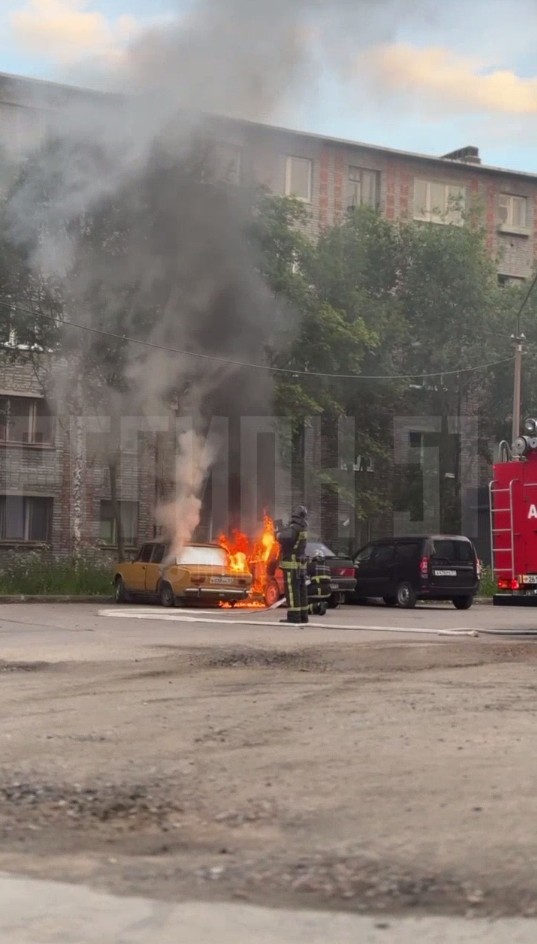 Не повезло: в Ковдоре неизвестные подожгли машину, а огонь перекинулся ещё и на другое авто