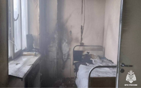 Из горящей Кандалакшской ЦРБ эвакуировались почти 50 человек