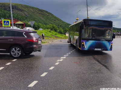В аварии с пассажирским автобусом пострадала пенсионерка из Кировска
