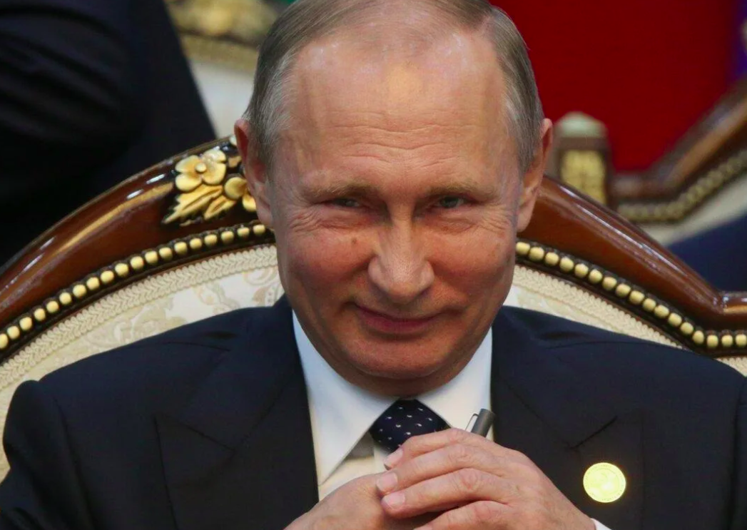И поползли глаза на лоб: на Западе обратили внимание на большую странность в поведении «изгоя Путина» — русский президент показал кое-что весьма неприличное