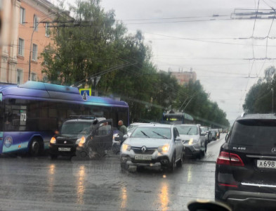 Из-за ДТП на перекрестке в Мурманске образовалась пробка