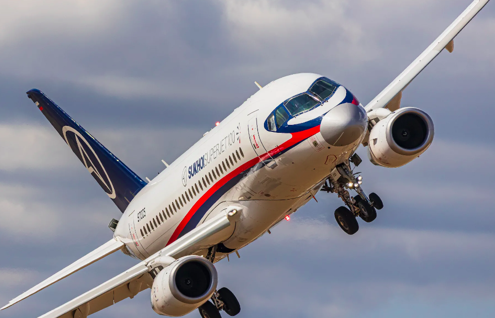 Ещё один Sukhoi Superjet-100 подал сигнал о проблемах на борту и в эти минуты готовится к аварийной посадке в Минводах — на борту 103 человека