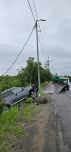 Водитель протаранил опору освещения в Мурманске