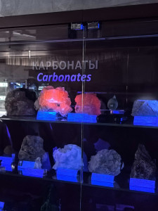 Жители Кировска смогут увидеть новую инсталляцию со светящимися минералами