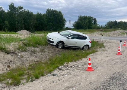 Автоледи съехала в кювет из-за пьяного водителя на трассе «Кола»