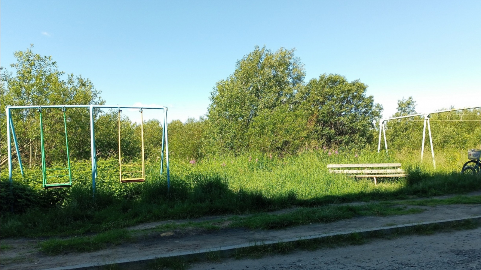 Жители Ловозера недовольны: на месте детской площадки — лишь заросли и парковка