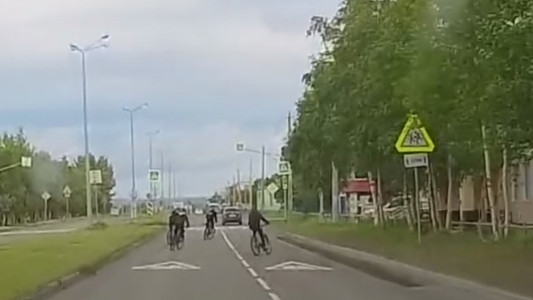 Показали средний палец и уехали: бескультурные велосипедисты чуть не устроили аварию в Апатитах