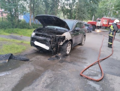 «Хаотично поджигал»: неизвестный сжёг три машины в Апатитах