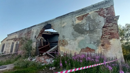 Спустя три года после предупреждений жителей в Ловозере обрушилась крыша здания — в администрации игнорировали проблему