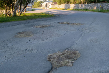 Гениально: в Мурманской области ямы на дорогах залатали сеном